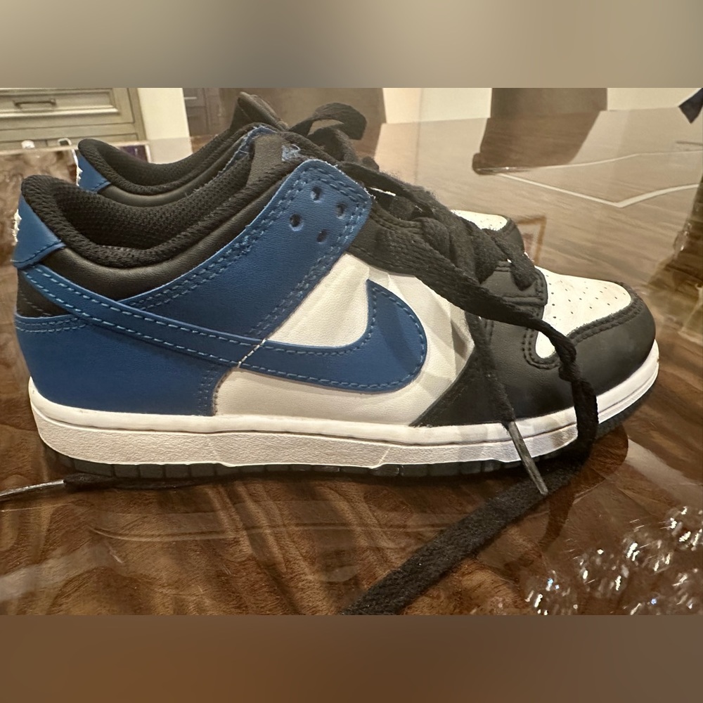 Boys Nike Low Top Size 1 . Worn 3 times only .